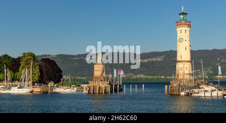 phare et lion bavarois à l'entrée du port de lindau, lac de constance, bavière, allemagne Banque D'Images