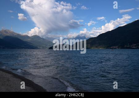 Les nuages Cumulus et l'arc-en-ciel au lac de Côme, en Italie Banque D'Images