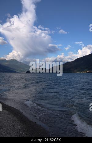 Les nuages Cumulus et l'arc-en-ciel au lac de Côme, en Italie Banque D'Images