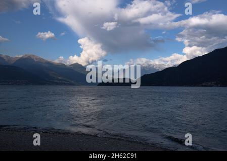 Les nuages Cumulus et l'arc-en-ciel au lac de Côme, en Italie Banque D'Images