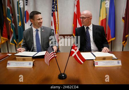 Le sous-commissaire américain aux douanes et à la protection des frontières, Kevin K. McAleenan, à gauche, et le sous-général de la Danish Customs and Tax Administration Preben Bucholtz Hansen, le 26 septembre 2016. Banque D'Images