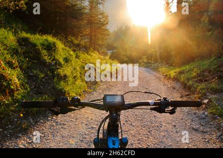 e-bike sur le chemin de lafatscher-niederleger à kastenalm dans l'hinterautal, chemin de retour de hallerangerhaus, halleranger alm, coucher de soleil, autriche, tyrol, arrière-feu, chemin Banque D'Images