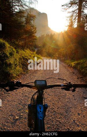 e-bike sur le chemin de lafatscher-niederleger à kastenalm dans l'hinterautal, chemin de retour de hallerangerhaus, halleranger alm, coucher de soleil, autriche, tyrol, arrière-feu, chemin Banque D'Images