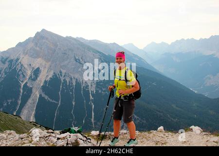 femme en randonnée au sommet du brunnsteinspitze (2197 mètres), autriche,tyrol,scharnitz,karwendel parc naturel, Banque D'Images