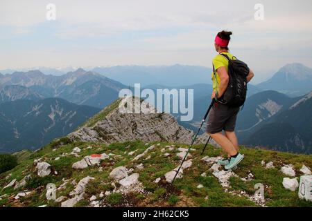 jeune femme sur la randonnée au sommet de la brunnsteinspitze (2197 mètres), vue au sommet de la croix, autriche, tyrol, scharnitz, karwendel parc naturel, Banque D'Images