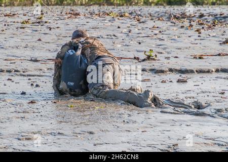 SUNDARBANS, BANGLADESH - 14 NOVEMBRE 2016 : touriste sur une côte de rivière boueuse lors d'une visite des Sundarbans, Bangladesh. Banque D'Images