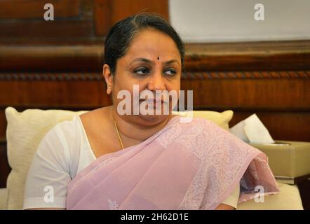 La secrétaire indienne aux Affaires étrangères Sujatha Singh écoute pendant que la secrétaire adjointe à la Défense Ash carter la rencontre à South Block à Delhi, Inde, le 17 septembre 2013. Banque D'Images