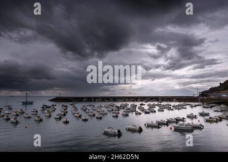 des nuages spectaculaires au-dessus du port d'erquy en bretagne Banque D'Images