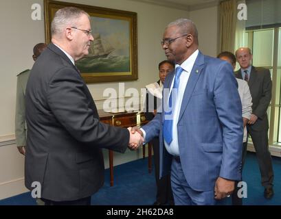 Le Secrétaire adjoint à la Défense, Bob Work, accueille le Ministre de la Défense du Niger, Karidio Mahamadou tot, Pentagone, le 23 juillet 2015. Banque D'Images