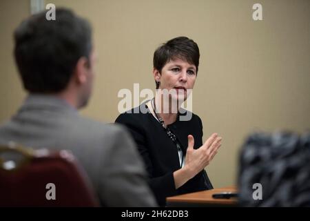 Brenda Smith, sous-commissaire exécutive du Bureau du commerce des douanes et de la protection des frontières des États-Unis, répond aux questions des journalistes lors d'une conférence de presse organisée par le commissaire des douanes et de la protection des frontières des États-Unis, R. Gil Kerlikowske, lors du Symposium sur le commerce de la côte est de 2016 tenu à Crystal City, en Virginie, le 1er décembre.2016. Banque D'Images