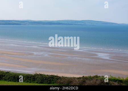 Belle plage de sable de Llanddona, île galloise d'Anglesey vue panoramique de haut angle des sables immaculés vue à la distance Red Wharf Bay Paysage aspect Banque D'Images