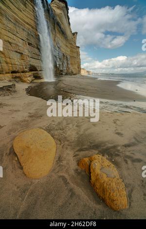 Cascade sur la falaise de Golovinsky sur l'île de Kunashir, îles Kuril, Russie.Photographie aérienne. Banque D'Images