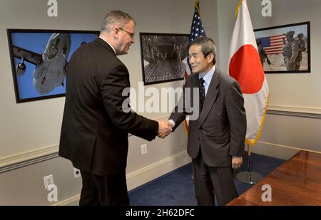 Le sous-secrétaire à la Défense Robert Work rencontre le vice-ministre administratif de la Défense du Japon Masanori Nishi au Pentagone le 3 juin 2014 Banque D'Images