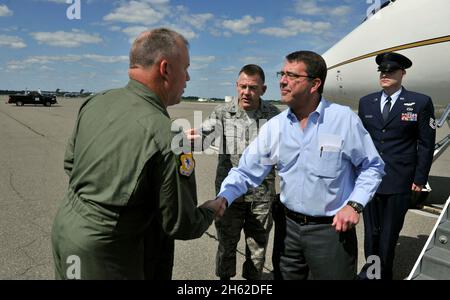 Le sous-secrétaire à la Défense Ashton carter est accueilli par le col Erik Hansen, 437 AW/CC, alors qu'il arrive à la base conjointe Charleston, Charleston, S.C., le 17 juin 2012. Banque D'Images