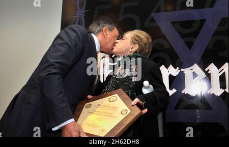 Le secrétaire à la Défense Leon Panetta reçoit un baiser sur la joue alors qu'il présente une plaque au survivant de l'Holocauste Charlene Schiff après une célébration du souvenir de l'Holocauste qui s'est tenue dans l'Auditorium du Pentagone le jeudi 19 avril 2012. Banque D'Images