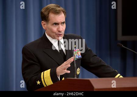 Pentagone Attaché de presse Marine arrière ADM.John Kirby répond aux questions des médias au cours d'un point de presse tenu dans la salle d'information du Pentagone, le 17 juin 2014 Banque D'Images