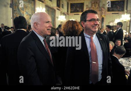 Le secrétaire adjoint à la Défense Ashton carter et le sénateur John McCain prennent un moment pour discuter en attendant l'arrivée du vice-président des États-Unis Joe Biden lors de la 49e Conférence de Munich sur la sécurité, le 2 février 2013. Banque D'Images