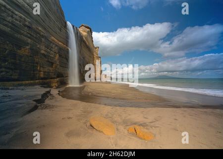 Cascade sur la falaise de Golovinsky sur l'île de Kunashir, îles Kuril, Russie.Photographie aérienne. Banque D'Images