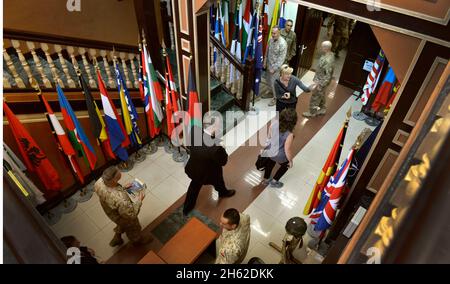 Le secrétaire adjoint de la Défense, Bob Work, arrive au quartier général de la FIAS pour des réunions avec des officiers supérieurs à Kaboul, en Afghanistan, le 23 juin 2014. Banque D'Images