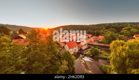 allemagne,thuringe,mellingen,buchfart,maisons,rivière,woir,roue d'eau,pont en bois couvert,pont,lever de soleil,rétro-éclairage Banque D'Images
