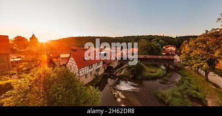 allemagne,thuringe,mellingen,buchfart,maisons,rivière,woir,roue d'eau,pont en bois couvert,pont,lever du soleil,rétro-éclairage,photo panoramique Banque D'Images