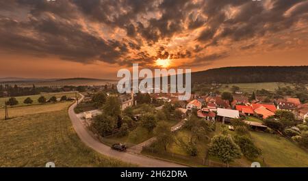 allemagne,thuringe,ilmenau,bücheloh,église,village,aperçu,lever du soleil,le soleil brille à travers une fine couche de nuages, le rétroéclairage Banque D'Images