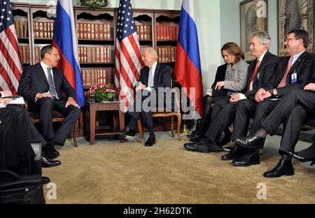 Le ministre russe des Affaires étrangères, Sergei Lavrov, et le vice-président des États-Unis, Joe Biden, siègent pour des pourparlers bilatéraux à Munich, en Allemagne, le 2 février 2013.Le secrétaire adjoint à la Défense Ashton B. carter est assis à droite Banque D'Images