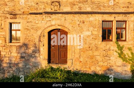 allemagne,thuringe,elgersburg,château,mur extérieur,fenêtre,vieille porte,mur,lumière du matin Banque D'Images