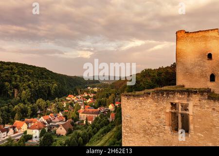 allemagne,thuringe,communauté rurale geratal,liebenstein,ruines du château de liebenstein,fenêtre du château,village,maisons,rue,vallée,forêt Banque D'Images