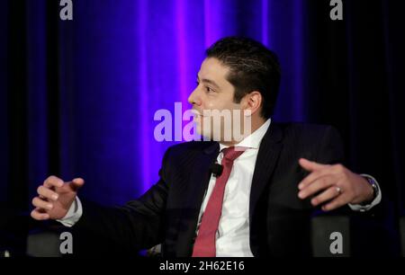 Ricardo Trevino Chapa, administrateur général de Aduanas du Mexique, participe à une discussion avec le commissaire américain aux douanes et à la protection des frontières, R. Gil Kerlikowske, lors du Symposium commercial de la côte est de 2016 tenu à Crystal City, en Virginie, le 1er décembre 2016. Banque D'Images