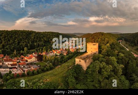 allemagne,thuringe,communauté rurale geratal,liebenstein,ruines de château de liebenstein,village,maisons,rue,vallée,montagne,forêt,vue d'ensemble Banque D'Images