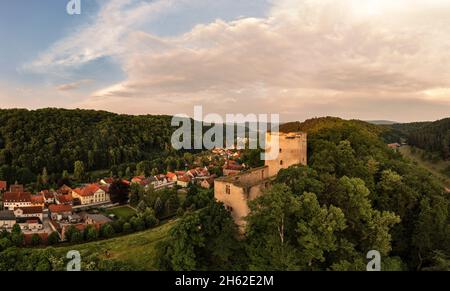 allemagne,thuringe,communauté rurale geratal,liebenstein,ruines de château de liebenstein,village,maisons,rue,vallée,montagne,forêt,vue d'ensemble Banque D'Images