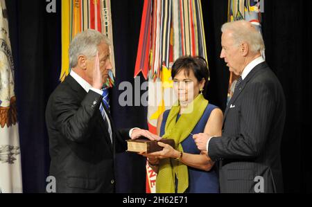 Le secrétaire à la Défense Chuck Hagel est assermenté en tant que 24e secrétaire à la Défense par le vice-président Joe Biden dans l'Auditorium du Pentagone, le 14 mars 2013. Banque D'Images