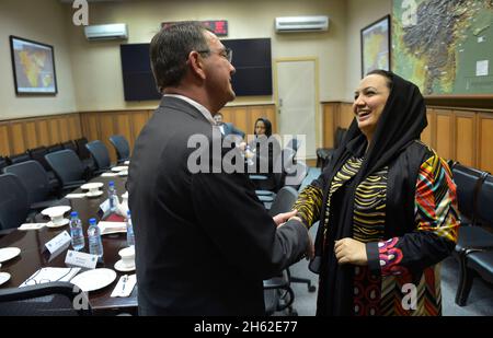 Le secrétaire adjoint à la Défense Ash carter se présente au député afghan Barakzai Shukria le 15 septembre 2013 Banque D'Images