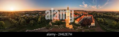 allemagne,thuringe,arnstadt,ville,maisons,rues,neideckturm,neues palais; bureau de district,parc,vue d'ensemble,lever de soleil,360 –° panorama Banque D'Images