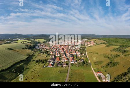 allemagne,thuringe,geratal,geschwenda,maisons,champs,montagnes,forêts,route,paysage,vue d'ensemble,vue aérienne Banque D'Images