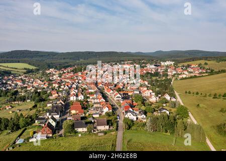 allemagne,thuringe,geratal,geschwenda,maisons,champs,montagnes,forêts,route,paysage,vue d'ensemble,vue aérienne Banque D'Images