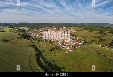 allemagne,thuringe,geratal,geschwenda,maisons,champs,montagnes,forêts,route,paysage,vue d'ensemble,vue aérienne Banque D'Images