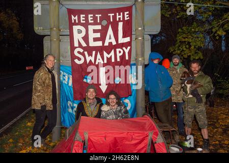 Wendover, Royaume-Uni.12 novembre 2021.Des manifestants anti HS2 dans un nouveau camp à côté de l'A413.Le protestant anti HS2 Dan Hooper, connu sous le nom de Swampy, proteste en profondeur dans les tunnels souterrains avec d'autres activistes depuis 27 jours.Les tunneliers sont sous le camp DE GUERRE de résistance active de Wendover à côté de l'A413 dans la périphérie de Wendover et HS2 tentent des expulser.Ils protestent contre le train à grande vitesse HS2 de Londres à Birmingham, qui a un impact dévastateur sur les communautés locales, les anciennes terres boisées et les habitats fauniques le long de la route de construction.Crédit: Maureen McLean/ Banque D'Images