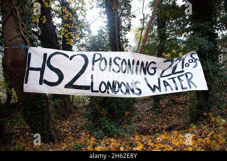 Wendover, Royaume-Uni.12 novembre 2021.Les écologistes sont très préoccupés par l'impact de la construction du HS2 sur l'aquifère de craie qui fournit une partie de l'eau potable à Londres.Les tunnels HS2 qui sont construits s'ennuieront sous les Chalfonts et dans les Chilterns qui est une zone de beauté naturelle exceptionnelle.HS2 ont admis avoir perdu une grande quantité de bentonite très polluante dans l'aquifère de craie pendant la construction du train à grande vitesse de Londres à Birmingham.Crédit : Maureen McLean/Alay Live News Banque D'Images