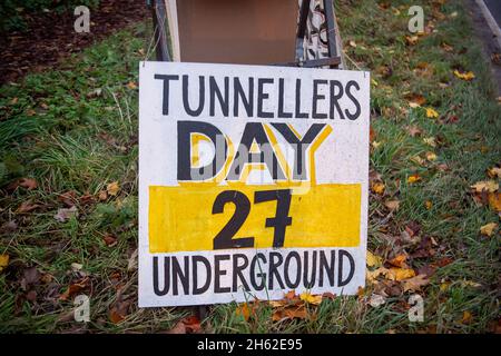 Wendover, Royaume-Uni.12 novembre 2021.Des manifestants anti HS2 dans un nouveau camp à côté de l'A413.Le protestant anti HS2 Dan Hooper, connu sous le nom de Swampy, proteste en profondeur dans les tunnels souterrains avec d'autres activistes depuis 27 jours.Les tunneliers sont sous le camp DE GUERRE de résistance active de Wendover, à côté de l'A413, à la périphérie de Wendover. Et HS2 tentent des expulser.Ils protestent contre le train à grande vitesse HS2 de Londres à Birmingham, qui a un impact dévastateur sur les communautés locales, les anciennes terres boisées et les habitats fauniques le long de la route de construction.Crédit : Maureen McLean Banque D'Images