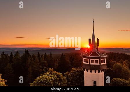 allemagne,thuringe,communauté rurale schwarzatal,oberweißbach,tour d'observation,paysage,forêt,montagnes,lever de soleil,rétro-éclairage Banque D'Images