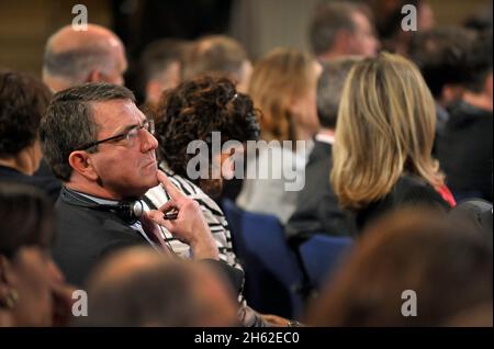 Le secrétaire adjoint à la Défense, Ashton carter, écoute attentivement lors d'une discussion en groupe lorsqu'il assiste à la 49e Conférence de Munich sur la sécurité, qui se tiendra à Munich, en Allemagne, le 2 février 2013. Banque D'Images