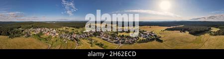 allemagne,thuringe,großbreitenbach,neustadt am rennsteig,village,prairies de montagne,forêts,vue d'ensemble,paysage,soleil,vue aérienne,panorama à 360°,partiellement rétro-éclairage Banque D'Images