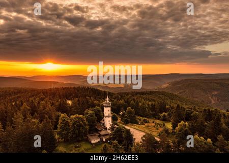 allemagne,thuringe,communauté rurale schwarzatal,oberweißbach,tour d'observation,paysage,forêt,montagnes,lever de soleil,rétro-éclairage Banque D'Images