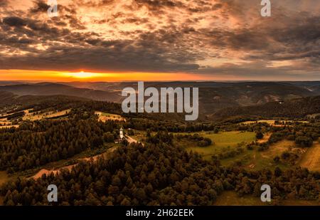 allemagne,thuringe,communauté rurale schwarzatal,oberweißbach,tour d'observation,paysage,forêt,montagnes,lever de soleil,rétro-éclairage Banque D'Images