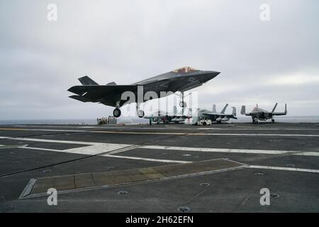 Un F-35C JSF Lightning II atterrit à bord d'un porte-avions en mer Banque D'Images