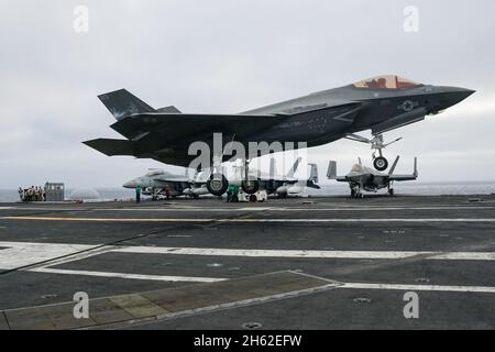 Un F-35C JSF Lightning II atterrit à bord d'un porte-avions en mer Banque D'Images