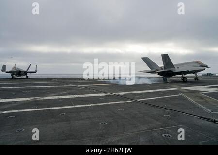 Un F-35C JSF Lightning II atterrit à bord d'un porte-avions en mer Banque D'Images