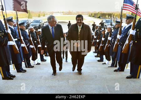 Le secrétaire à la Défense, Chuck Hagel, escorte au Pentagone le 21 novembre 2014 le ministre d'État aux Affaires de défense de l'Arabie saoudite, le général de division Hamad bin Ali Al Attiyah. Banque D'Images